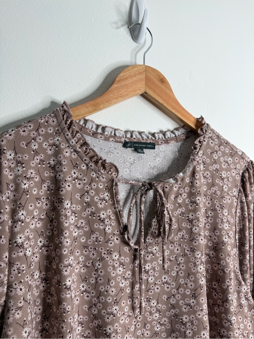 Adrianna Papell Floral Blouse 2X Tie Neck Ruffle Smocked Cuff Long Sleeve Flowy - Picture 7 of 8